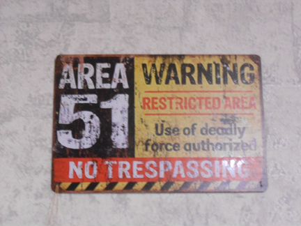 Табличка на стену в бар и квартиру area 51