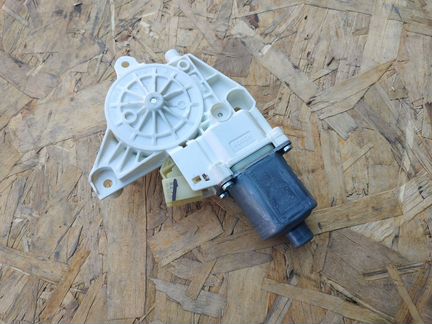 Моторчик стеклоподъемника правый Mercedes X164 GL