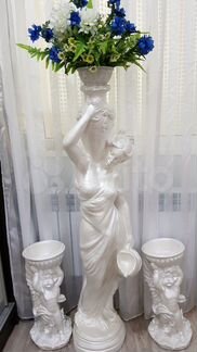 Статуя девушка с кувшином