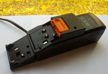 Зарядное устройство на 6Вольт Fuji AC-F81 +адаптер